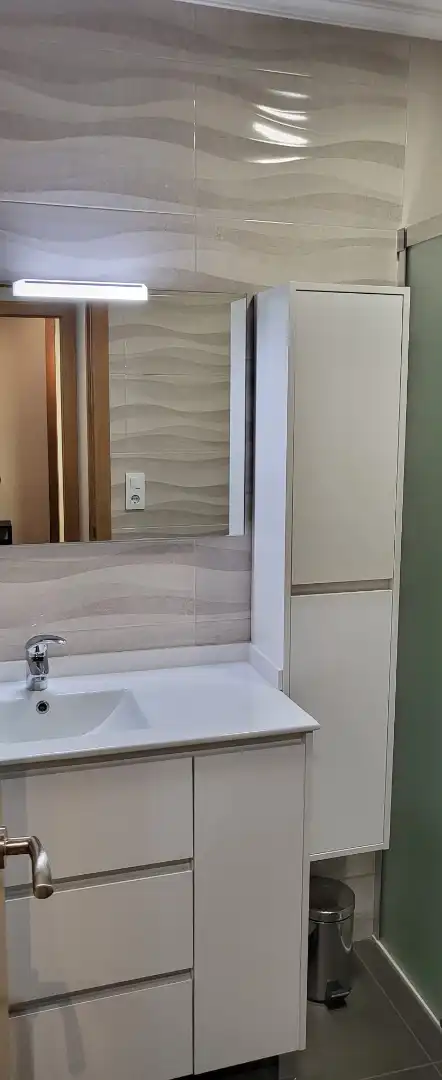 Baño de Apartamento de alquiler en Vigo  con Calefacción, Parquet y Amueblado