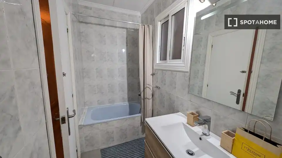 Baño de Apartamento para compartir en Barcelona con Aire acondicionado, Terraza y Amueblado