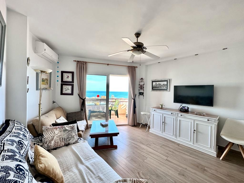 Sala d'estar de Apartament de lloguer en Torremolinos amb Aire condicionat, Terrassa i Moblat