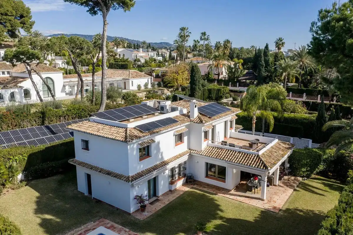 Chalet con piscina en venta en Calahonda
