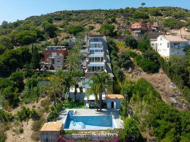 Casa amb piscina en venda a Carrer de la Ginesta
