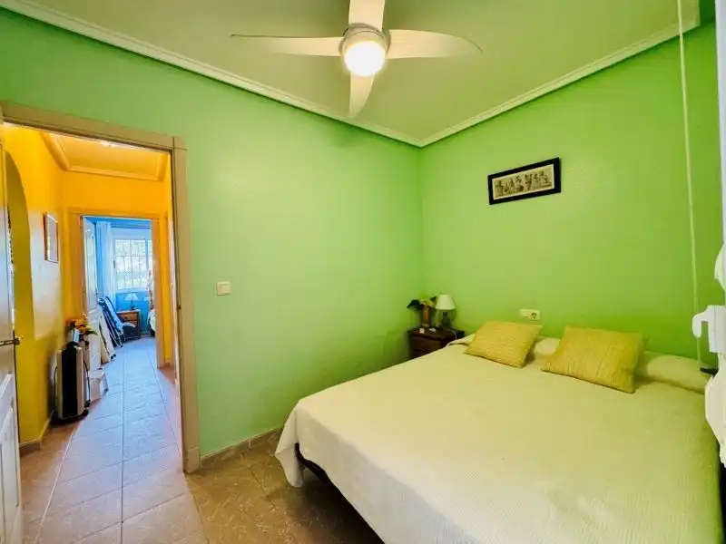 Dormitori de Apartament en venda en Guardamar del Segura amb Traster i Piscina comunitària