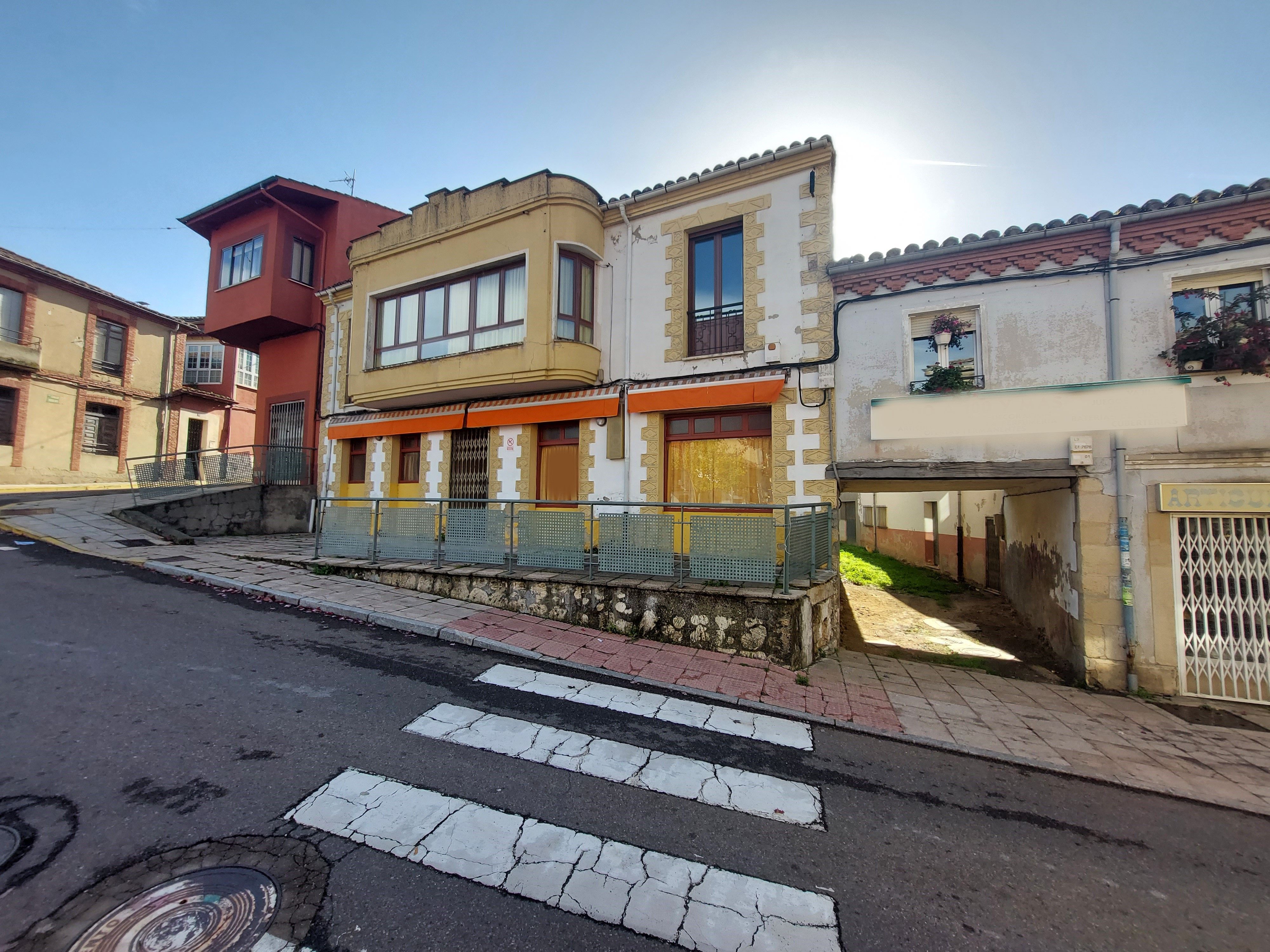 Vista exterior de Casa o xalet en venda en Boñar amb Calefacció, Jardí privat i Terrassa