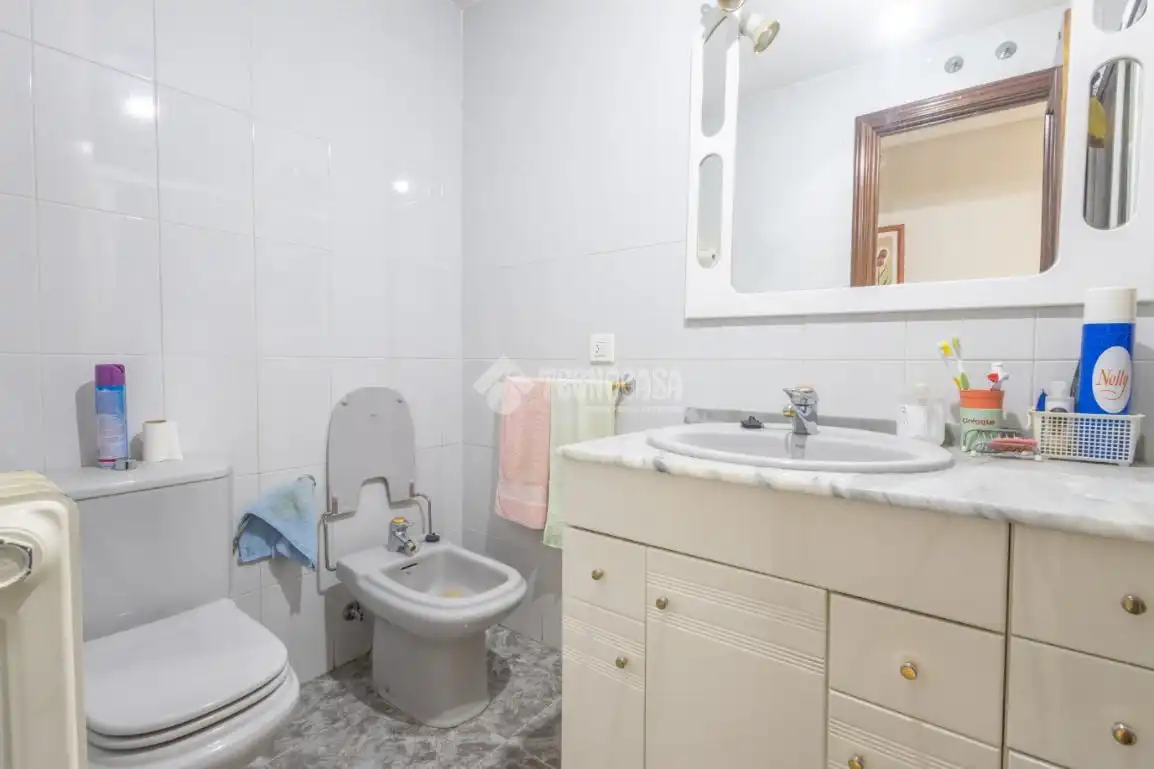 Bathroom of Flat for sale in Villares de la Reina  with Heating
