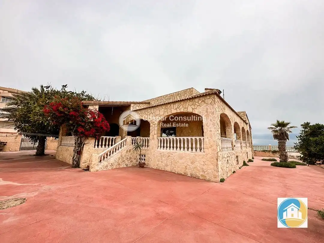 Vista exterior de Casa o xalet en venda en La Manga del Mar Menor amb Aire condicionat, Terrassa i Piscina