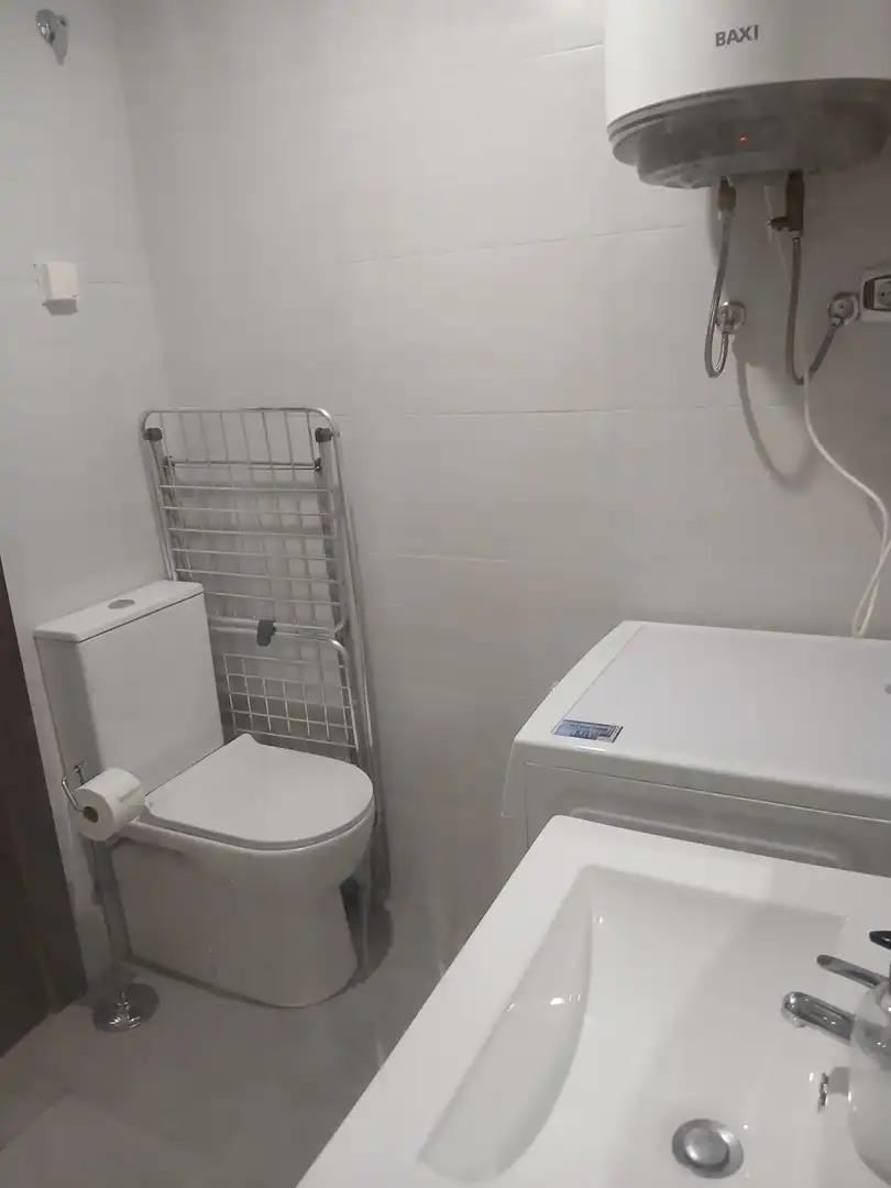 Badezimmer von Wohnung zur Miete in Gijón  mit Heizung und Parkett