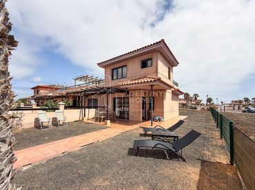 Casa con piscina in affitto a Majanicho