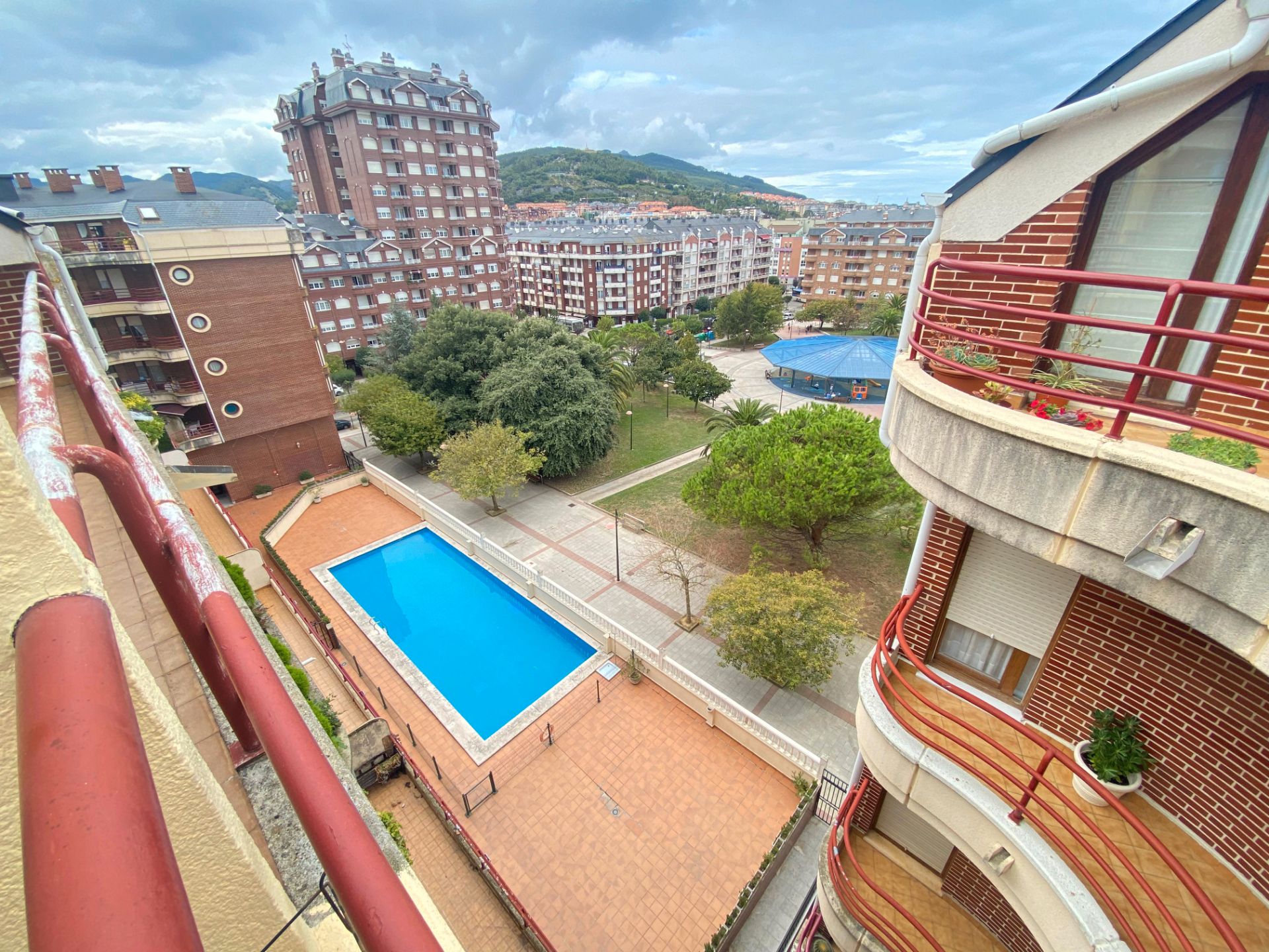 Vista exterior de Àtic en venda en Castro-Urdiales amb Calefacció, Parquet i Terrassa