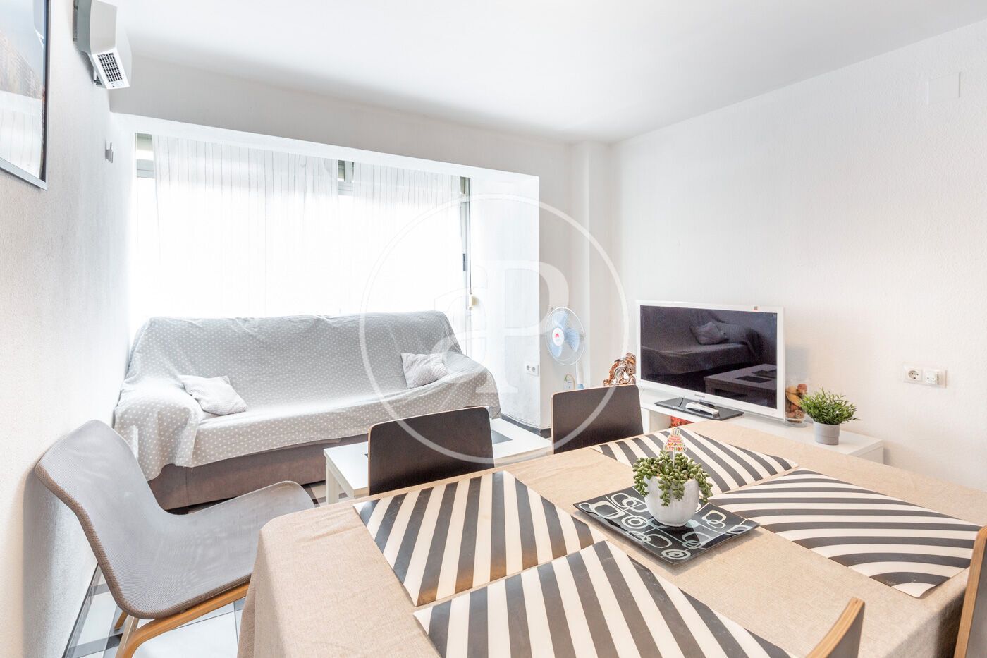 Living room of Flat to rent in  Valencia Capital  with Heating, Terrace and Furnished