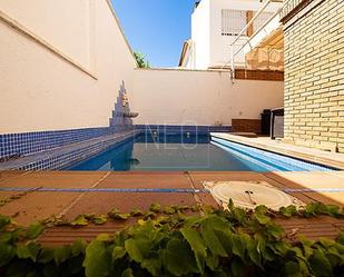 Piscina de Casa adosada en venda en  Granada Capital amb Aire condicionat, Calefacció i Jardí privat