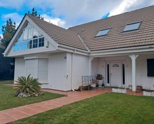 Vista exterior de Casa o xalet en venda en Pozuelo de Alarcón amb Jardí privat, Terrassa i Piscina