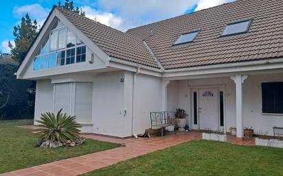 Vista exterior de Casa o xalet en venda en Pozuelo de Alarcón amb Jardí privat, Terrassa i Piscina