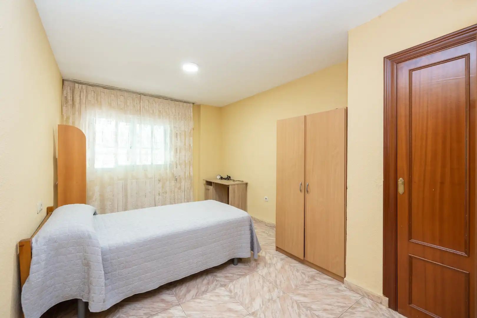 Habitación de Piso de alquiler en Granada con Calefacción, Amueblado y Lavadora