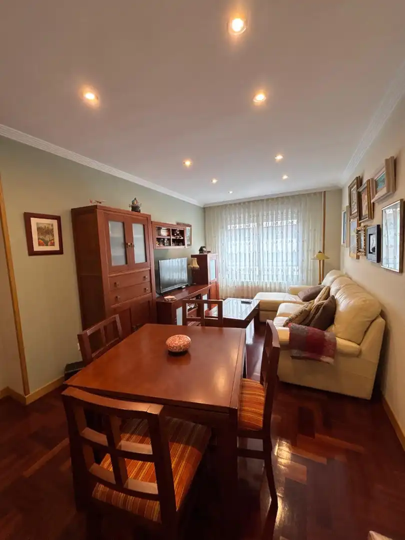 Sala de estar de Piso en venta en Oviedo  con Calefacción, Parquet y Trastero