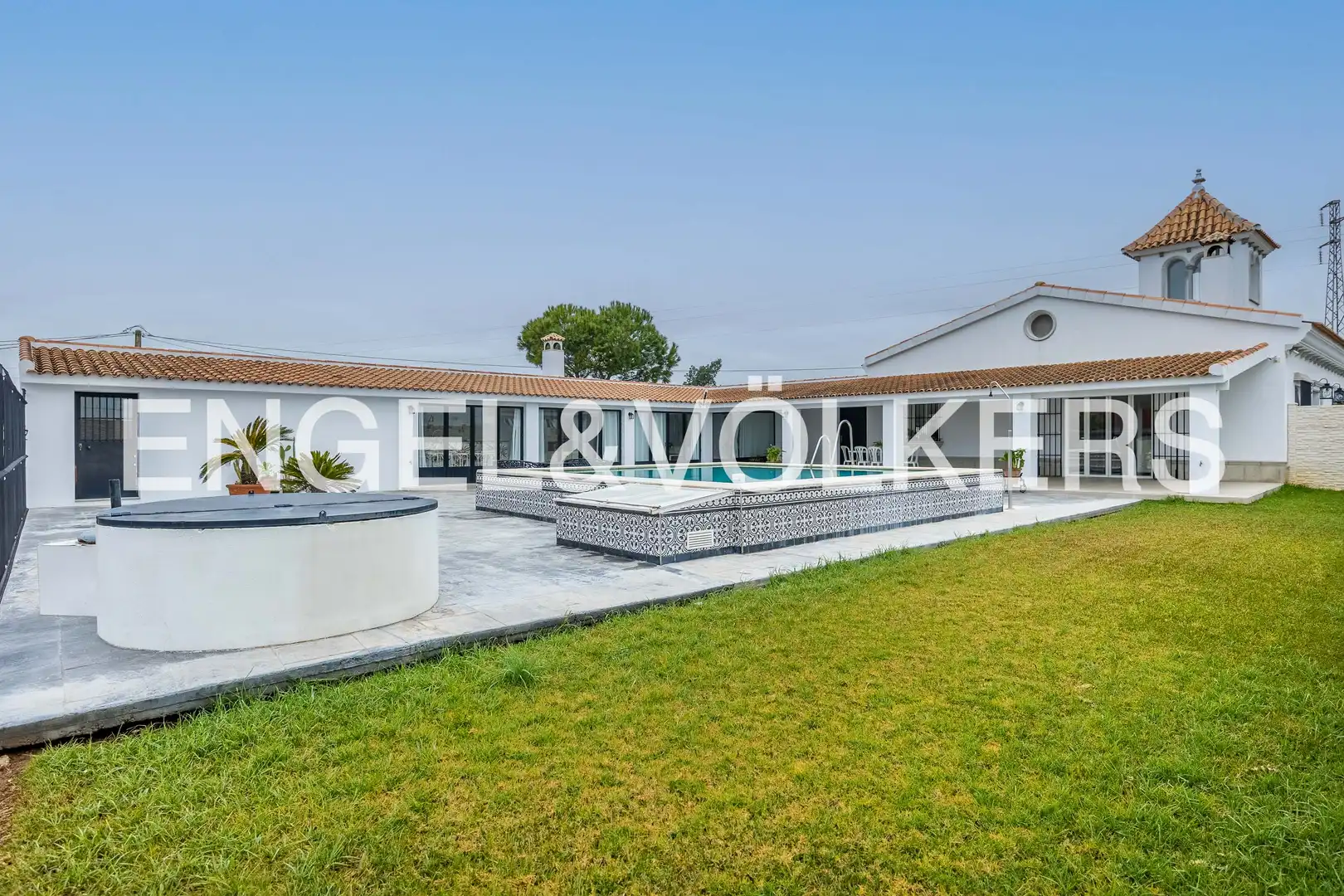Vista exterior de Finca rústica en venta en Lora del Río con Aire acondicionado, Calefacción y Jardín privado