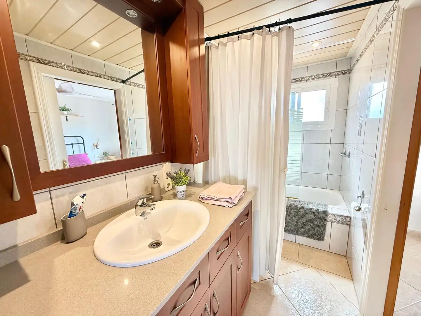 Baño de Apartamento de alquiler en La Manga del Mar Menor con Aire acondicionado, Calefacción y Piscina