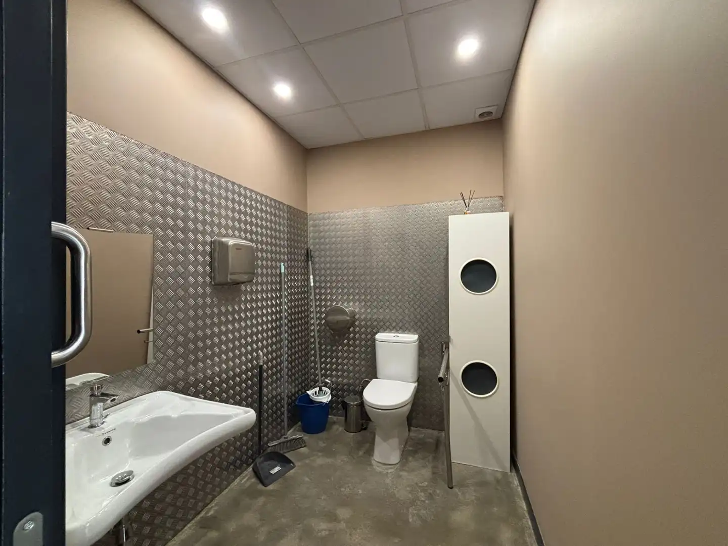 Baño de Local en venta en Las Rozas de Madrid con Aire acondicionado, Calefacción y Amueblado