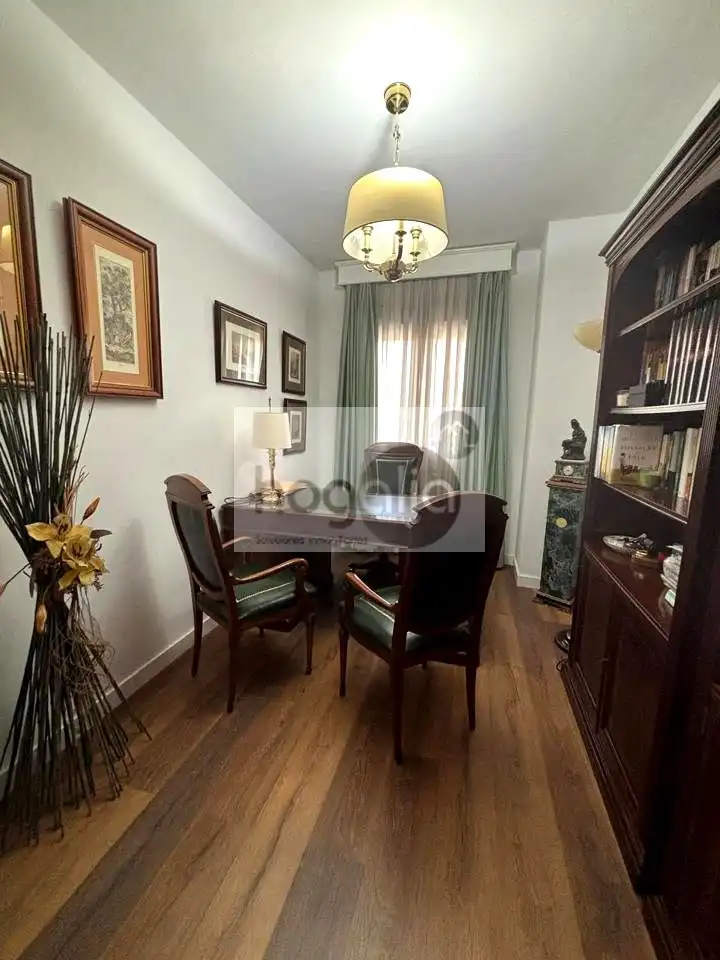 Wohnung zum Verkauf in Sevilla mit Klimaanlage, Terrasse und Gemeinschaftspool