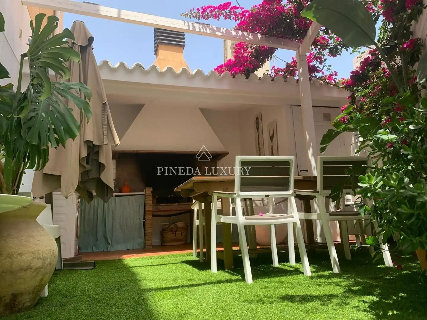Terrasse von Einfamilien-Reihenhaus zum Verkauf in Valencia mit Terrasse, Schwimmbad und Möbliert