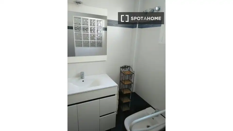 Baño de Piso de alquiler en Valencia con Aire acondicionado, Calefacción y Amueblado