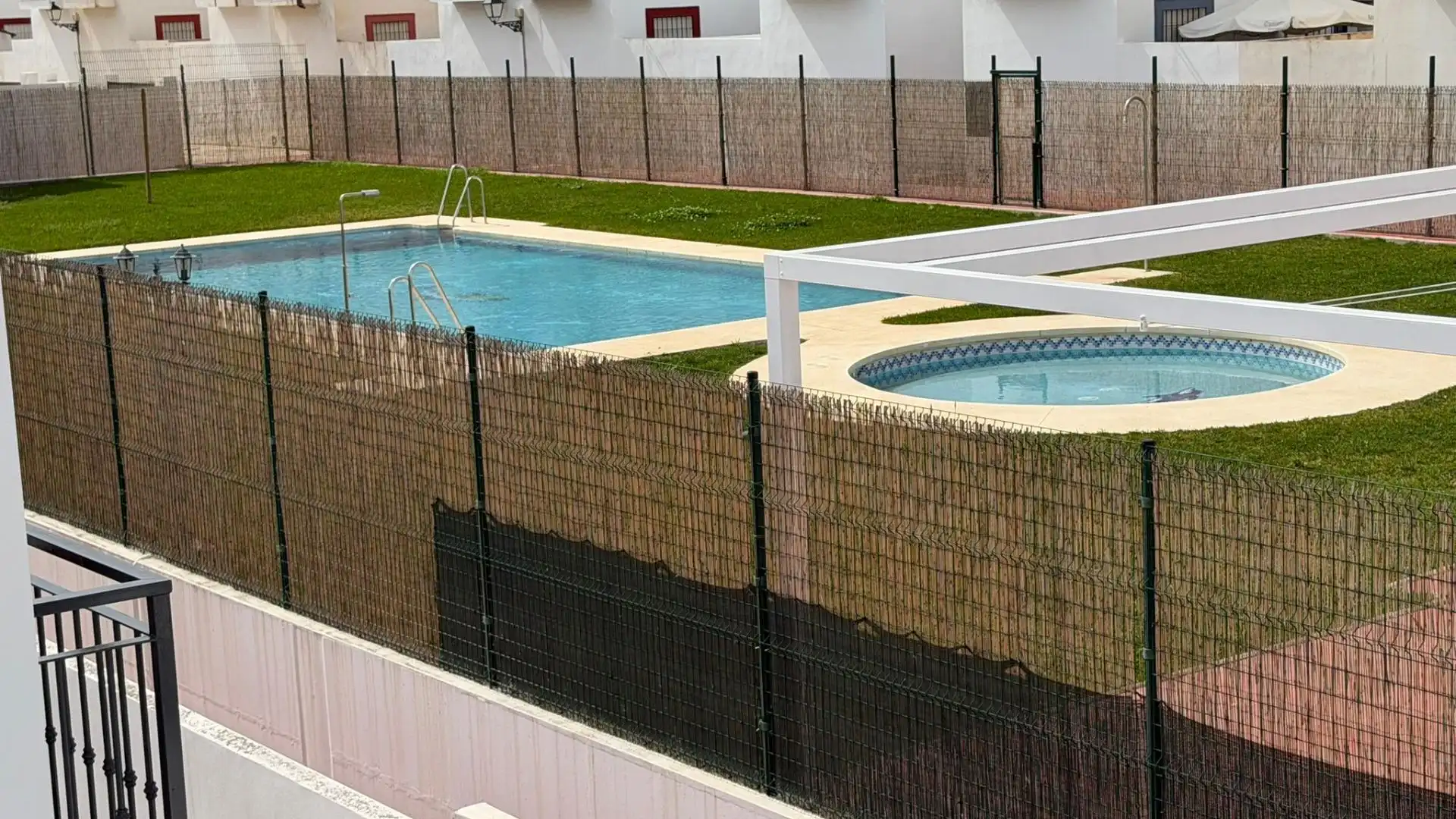 Piscina de Casa adosada de lloguer en Almogía amb Jardí privat, Terrassa i Balcó
