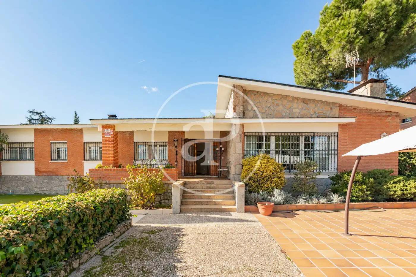Vista exterior de Casa o xalet en venda en Las Rozas de Madrid amb Aire condicionat, Calefacció i Jardí privat