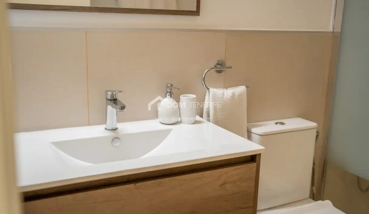 Baño de Piso en venta en Adeje con Terraza, Trastero y Piscina