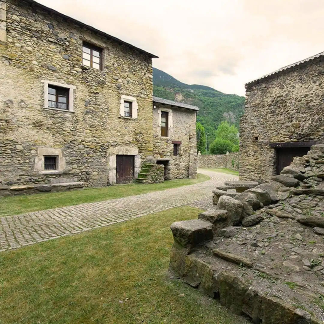 Vista exterior de Finca rústica en venda en Benasque amb Jardí privat