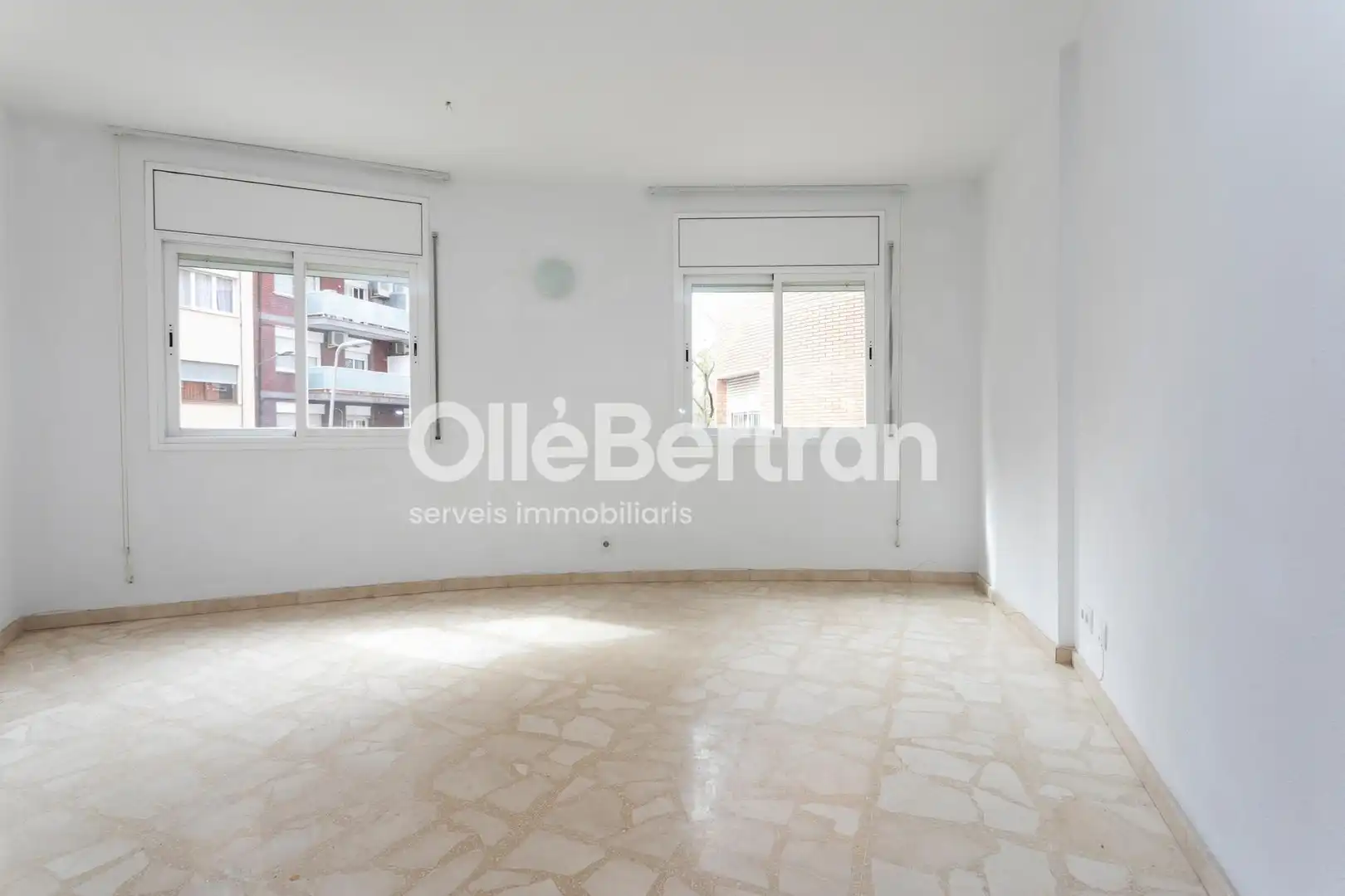 Piso en venta en Barcelona con Calefacción, Horno y TV