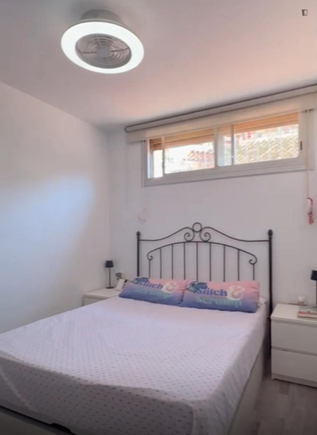 Dormitori de Apartament per a compartir en  Barcelona Capital amb Aire condicionat, Moblat i Forn