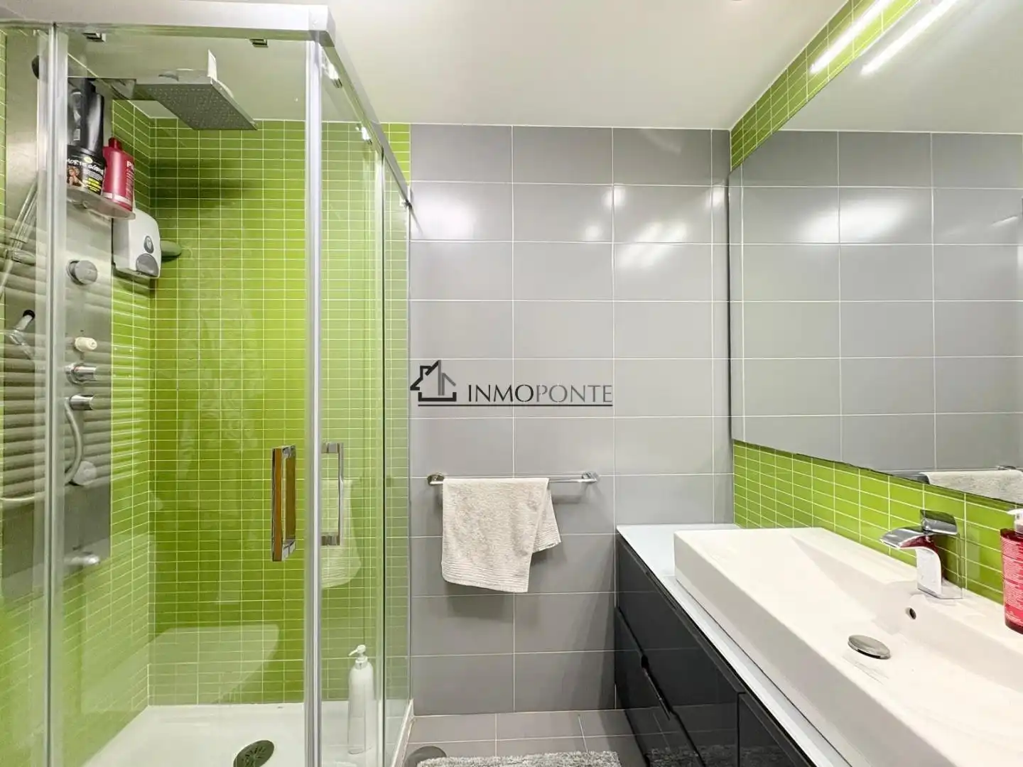 Bathroom of Flat for sale in Pontevedra Capital   with Heating, Storage room and Swimming Pool