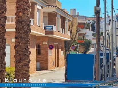 Vista exterior de Casa adosada en venda en Llançà amb Aire condicionat, Terrassa i Balcó