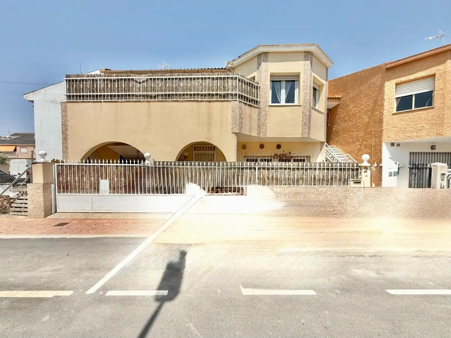 Vista exterior de Casa o chalet en venta en San Pedro del Pinatar con Aire acondicionado, Jardín privado y Terraza
