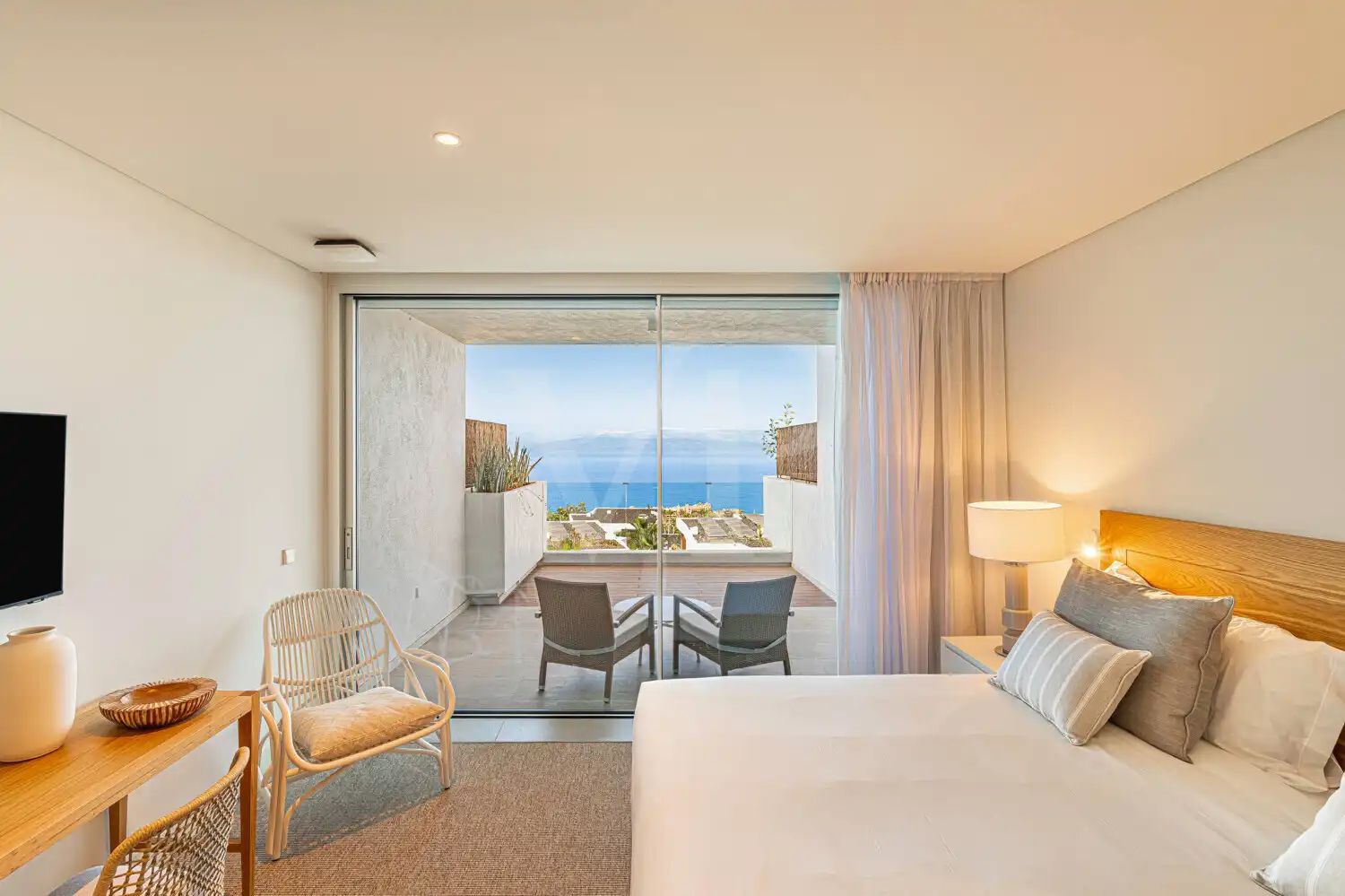 Schlafzimmer von Dachboden zum Verkauf in Guía de Isora mit Klimaanlage, Terrasse und Balkon