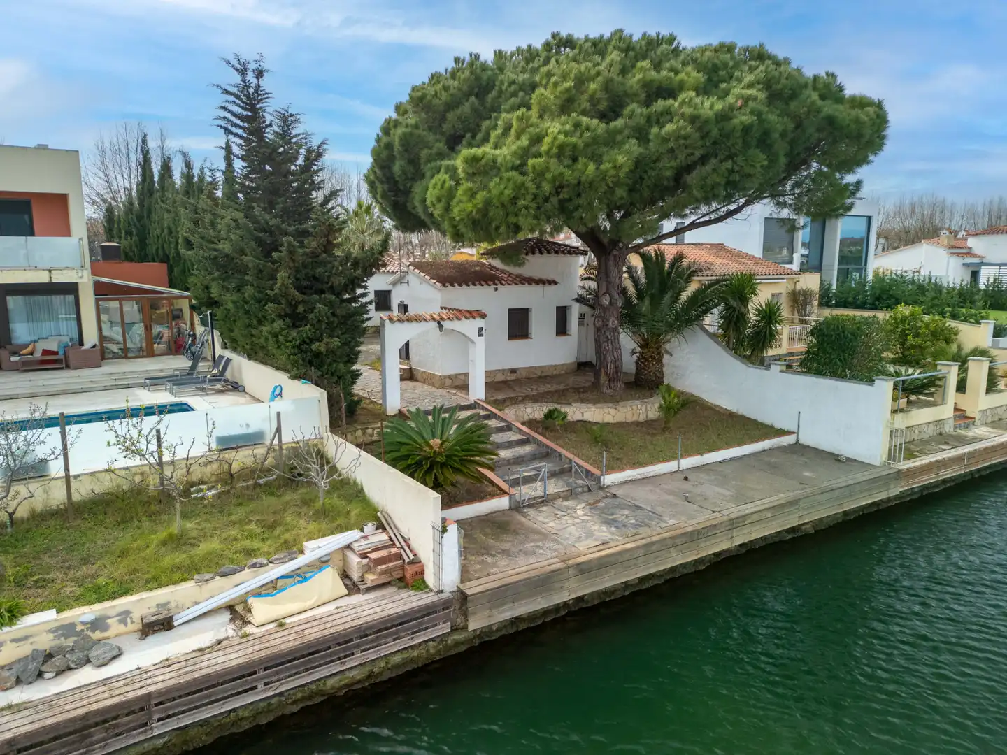 Exterior view of Houses for sale in Empuriabrava