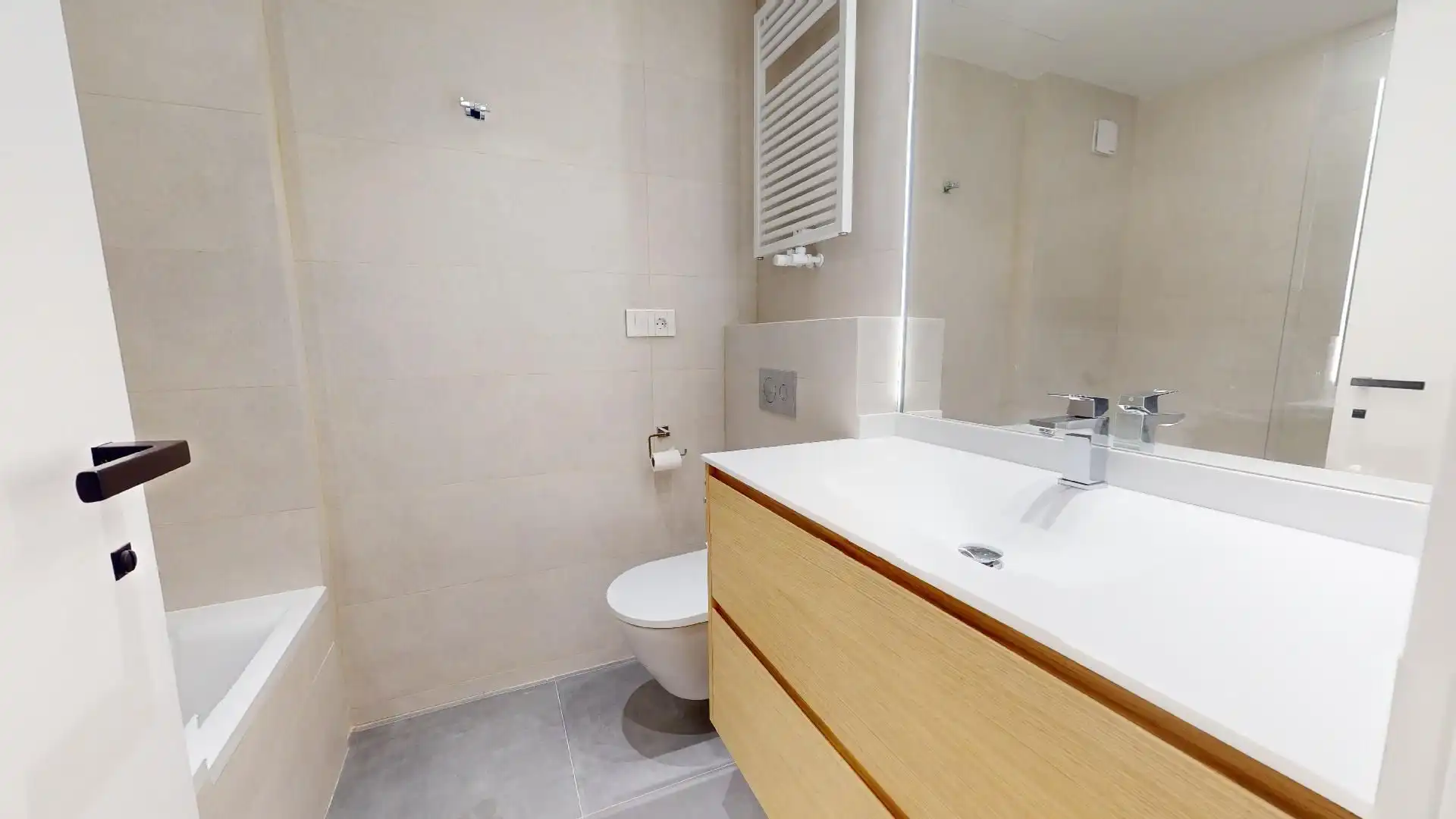 Bathroom of Flat for rent in Madrid  with Air Conditioner, Heating and Storage room