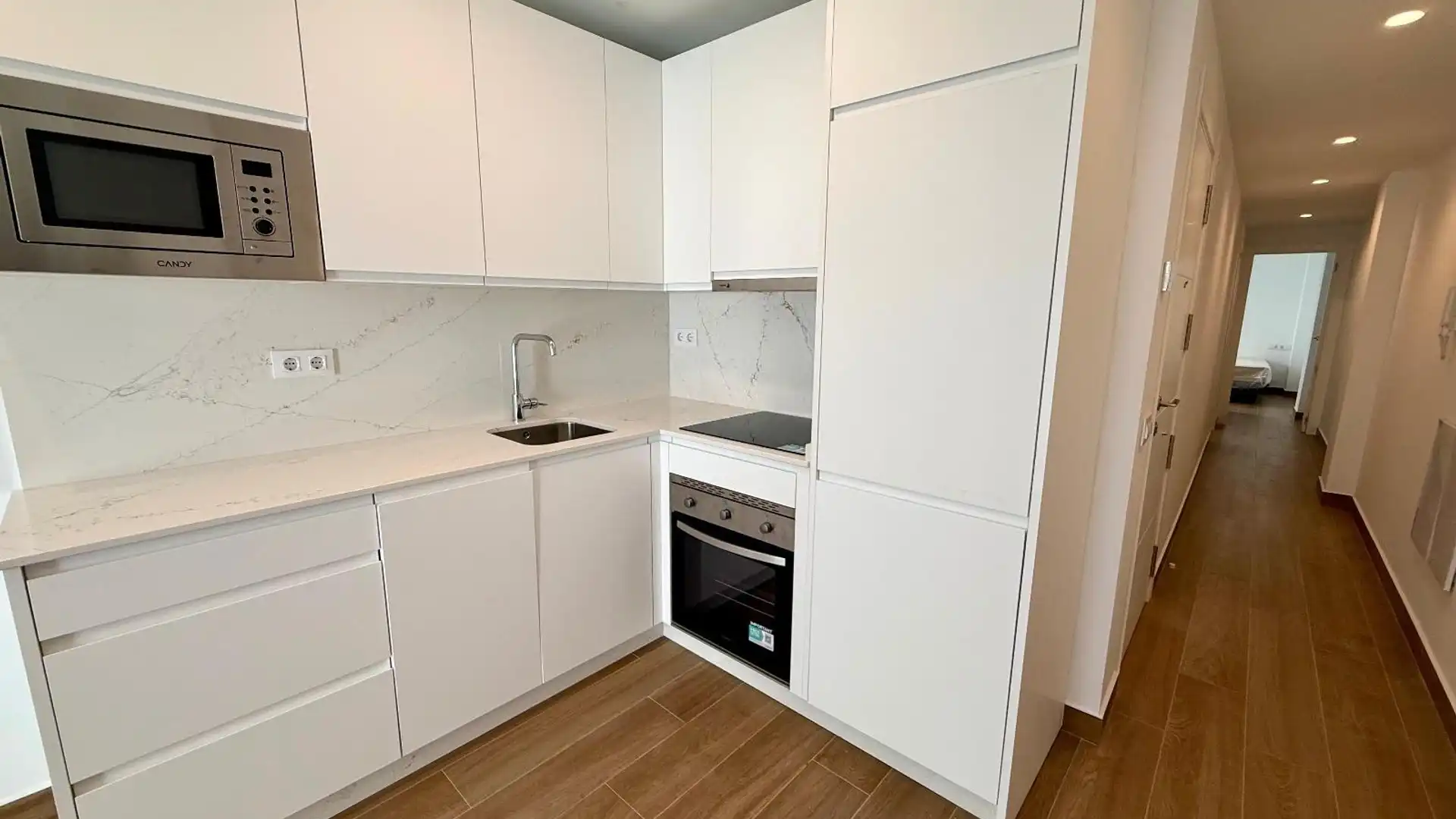 Cuina de Apartament de lloguer en Fuengirola amb Aire condicionat, Terrassa i Traster