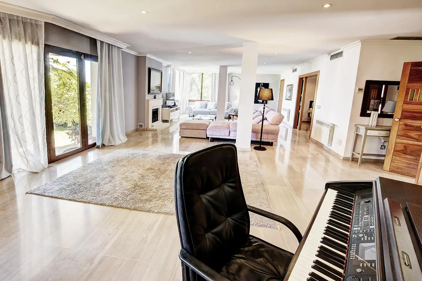 Sala d'estar de Casa o xalet en venda en Benalmádena amb Aire condicionat, Jardí privat i Terrassa