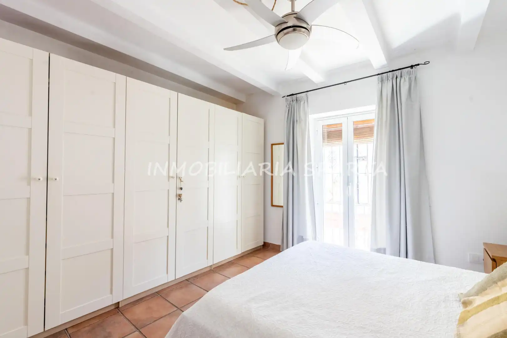 Habitación de Casa adosada en venta en Gelves con Terraza, Horno y Lavadora