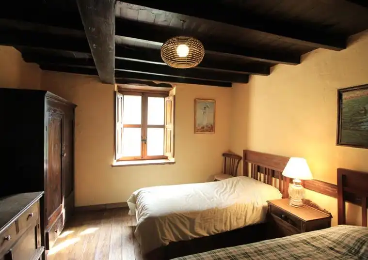 Schlafzimmer von Einfamilien-Reihenhaus zum Verkauf in Ponga mit Klimaanlage, Heizung und Möbliert