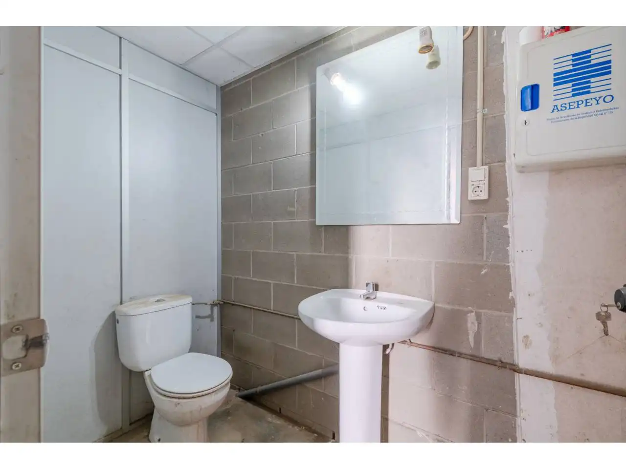Badezimmer von Fabrikhallen zur Miete in Bescanó