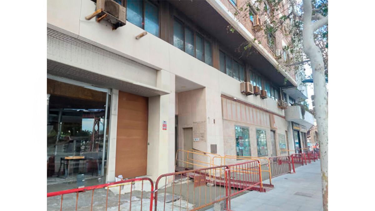 Vista exterior de Local en venda en  Almería Capital