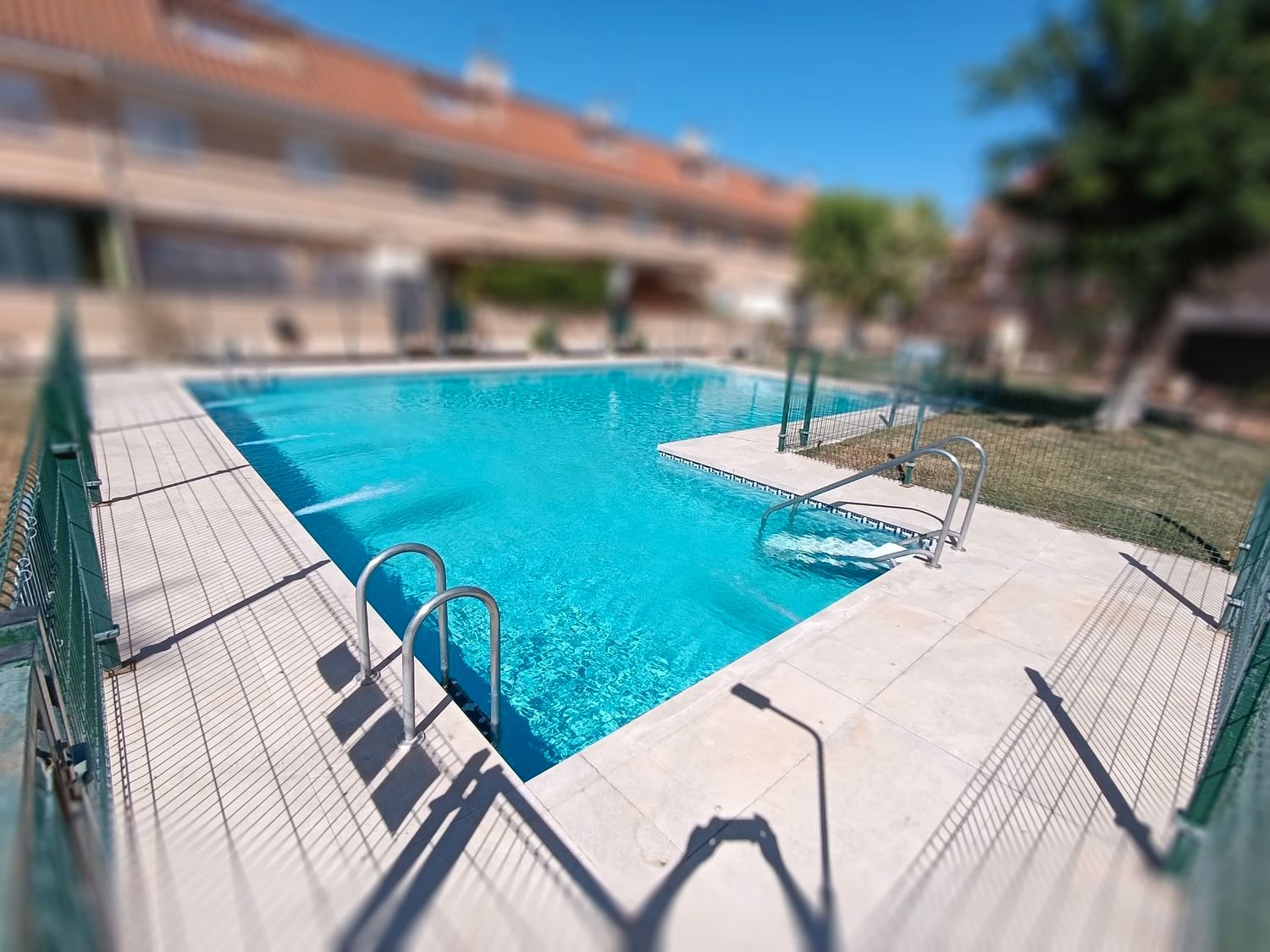Piscina de Casa adosada en venta en Ciudad Real Capital con Aire acondicionado, Calefacción y Jardín privado