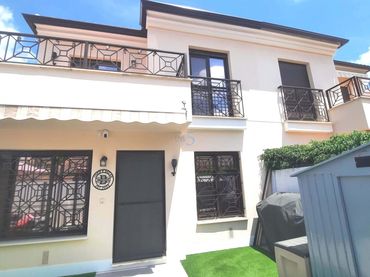 Casa a schiera con balcone in vendita a San Cayetano