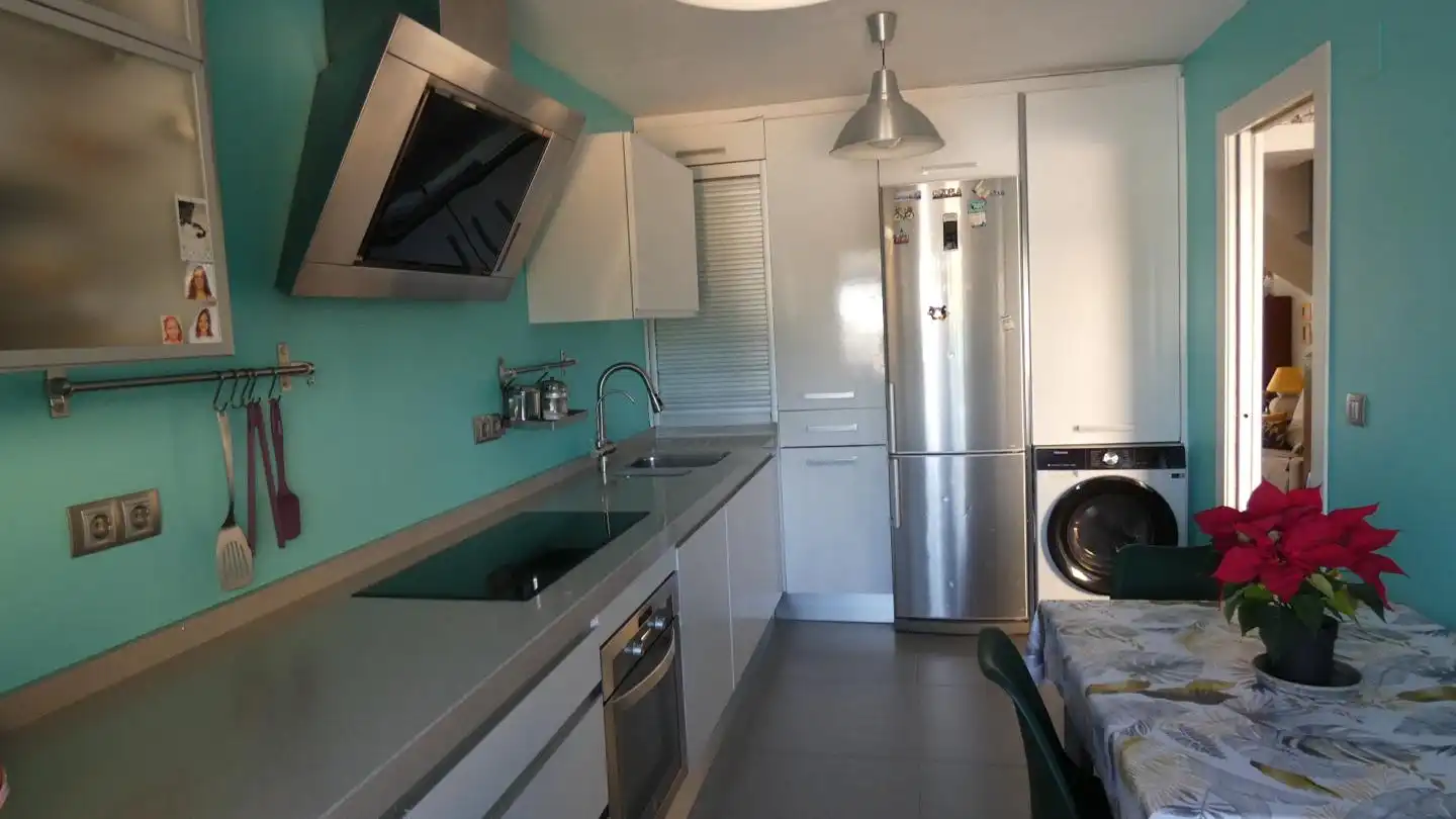 Küche von Einfamilien-Reihenhaus zum Verkauf in Benalmádena mit Klimaanlage, Privatgarten und Gemeinschaftspool