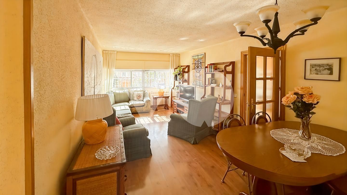 Sala de estar de Piso en venta en  Madrid Capital con Calefacción y Amueblado