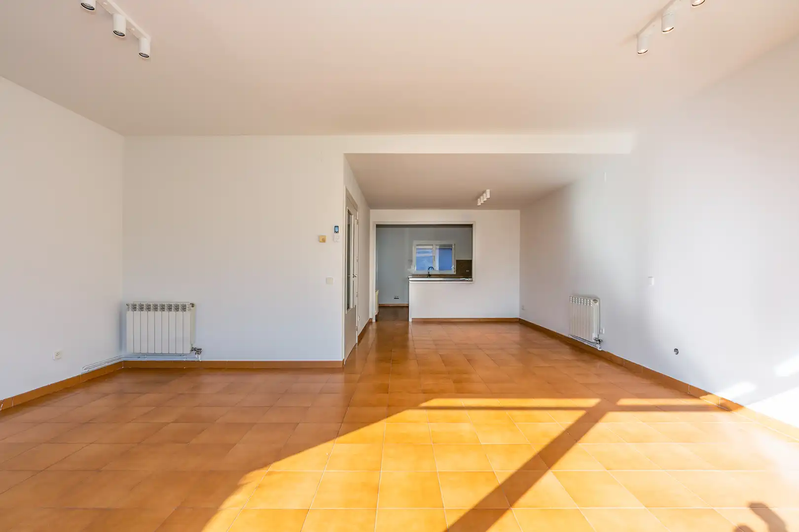 Sala de estar de Casa adosada de alquiler en Barcelona con Aire acondicionado, Calefacción y Jardín privado