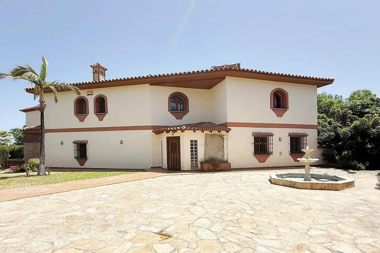 Vista exterior de Casa o xalet en venda en Benalmádena amb Aire condicionat, Jardí privat i Terrassa