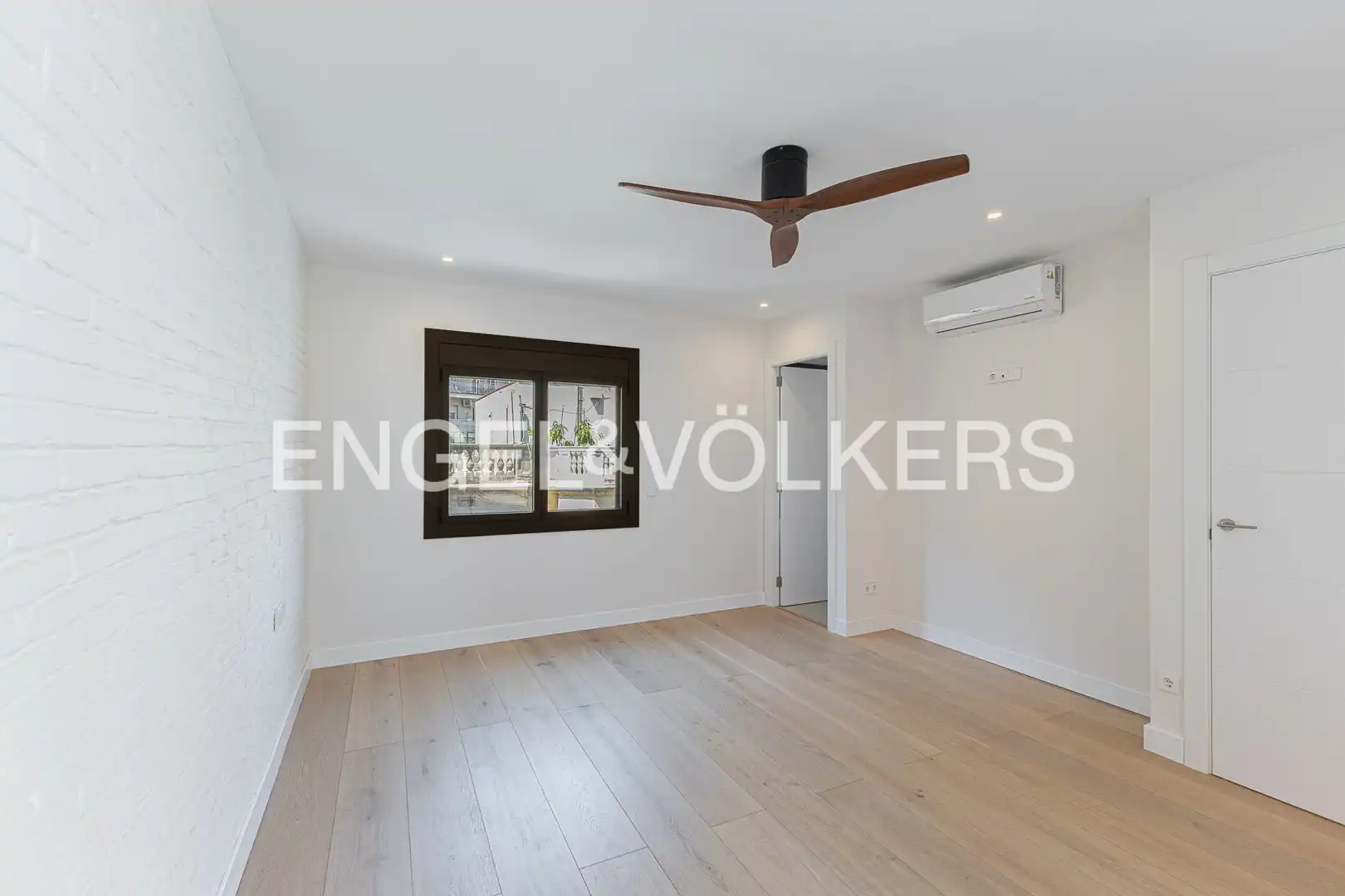 Houses for sale in Barcelona  with Air Conditioner, Heating and Private garden