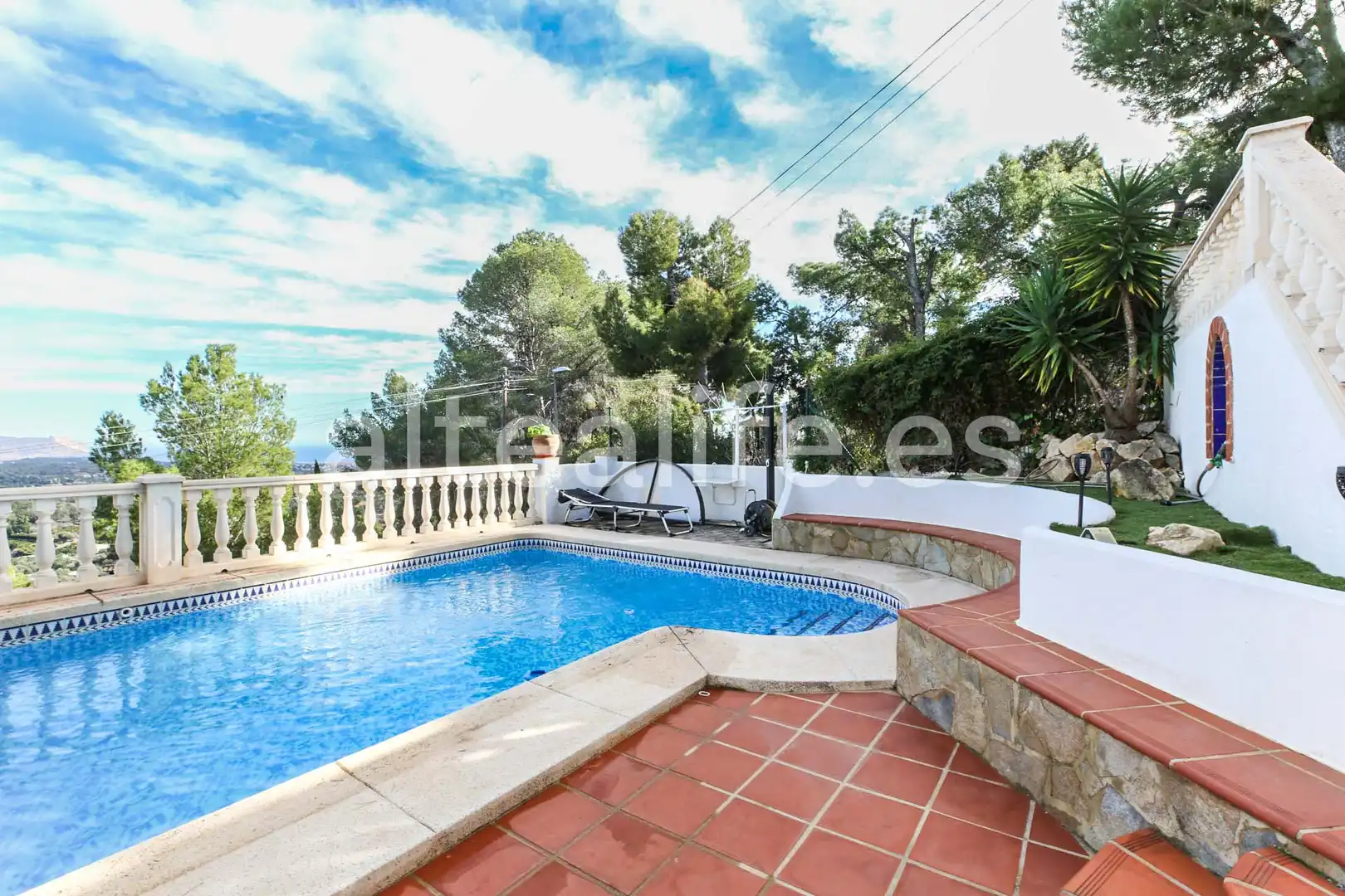 Vista exterior de Casa o xalet en venda en La Nucia amb Aire condicionat, Jardí privat i Terrassa